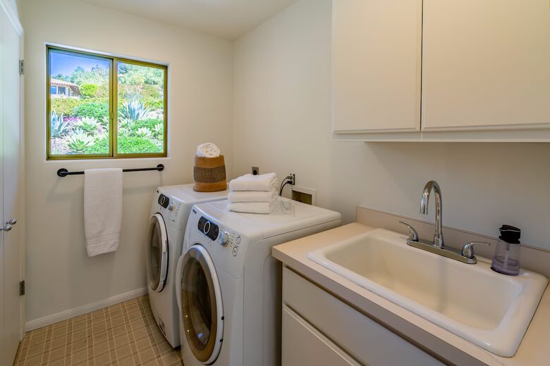 Elegant Santa Barbara Escape Above the Coast - Santa Barbara, California