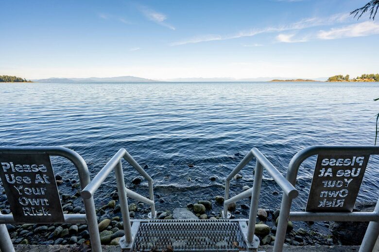 Sunrise Ridge Waterfront Retreat Overlooking Craig Bay - Parksville, Canada