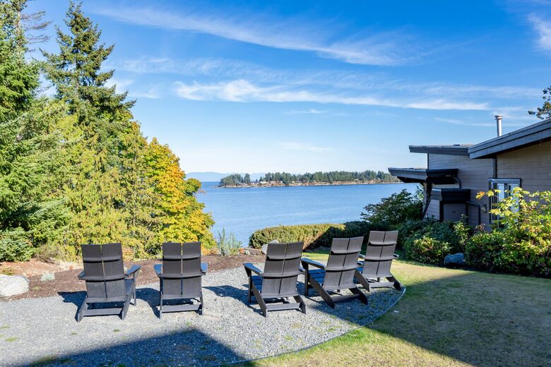 Sunrise Ridge Waterfront Retreat Overlooking Craig Bay - Parksville, Canada