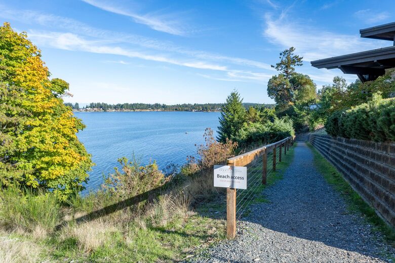 Sunrise Ridge Waterfront Retreat Overlooking Craig Bay - Parksville, Canada