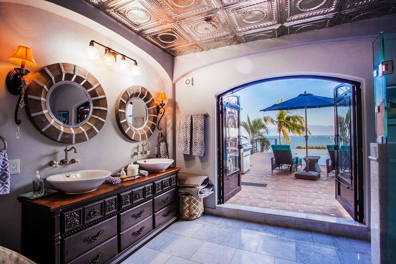 Spanish Colonial Beachfront Retreat in Cruz de Huanacaxtle - Cruz de Huanacaxtle, Mexico