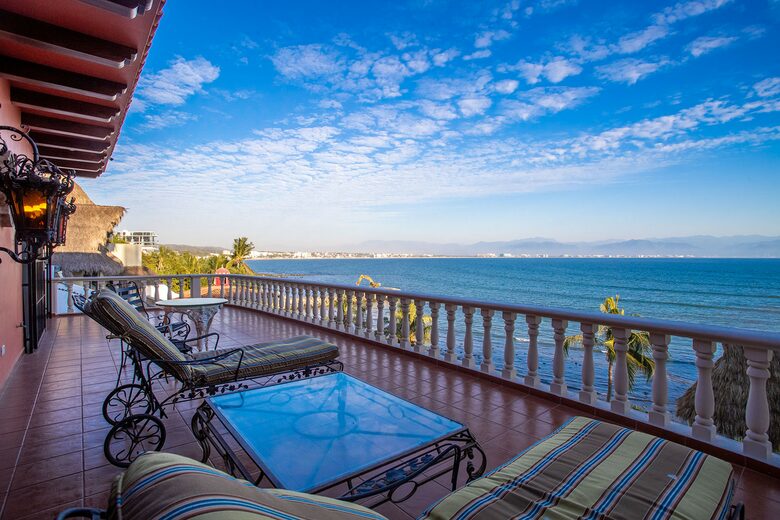 Spanish Colonial Beachfront Retreat in Cruz de Huanacaxtle - Cruz de Huanacaxtle, Mexico