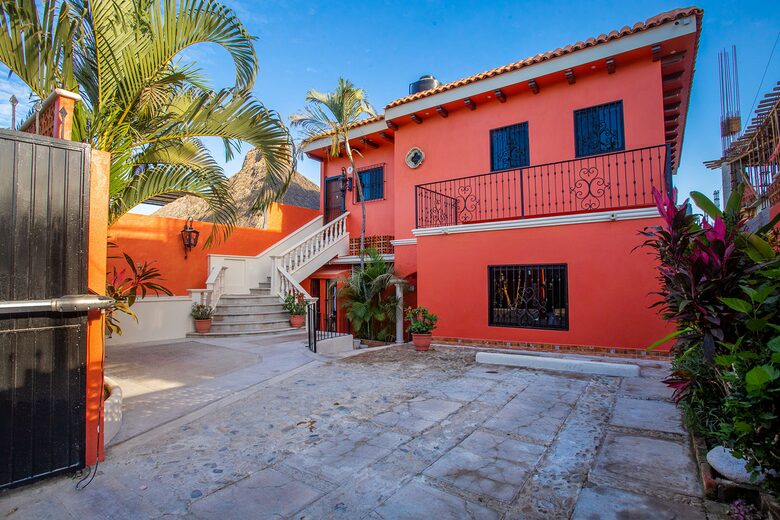 Spanish Colonial Beachfront Retreat in Cruz de Huanacaxtle - Cruz de Huanacaxtle, Mexico