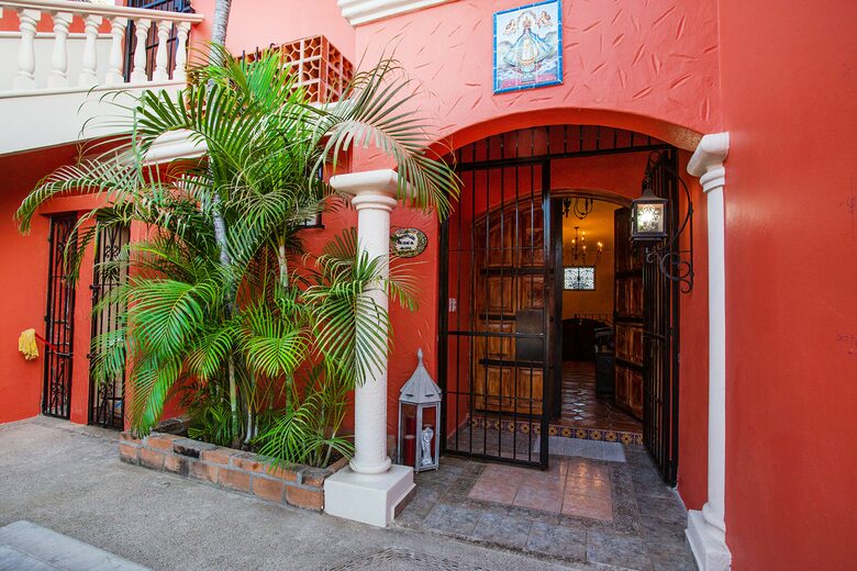 Spanish Colonial Beachfront Retreat in Cruz de Huanacaxtle - Cruz de Huanacaxtle, Mexico