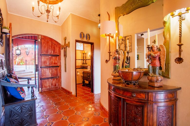 Spanish Colonial Beachfront Retreat in Cruz de Huanacaxtle - Cruz de Huanacaxtle, Mexico