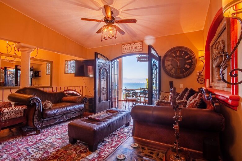 Spanish Colonial Beachfront Retreat in Cruz de Huanacaxtle - Cruz de Huanacaxtle, Mexico