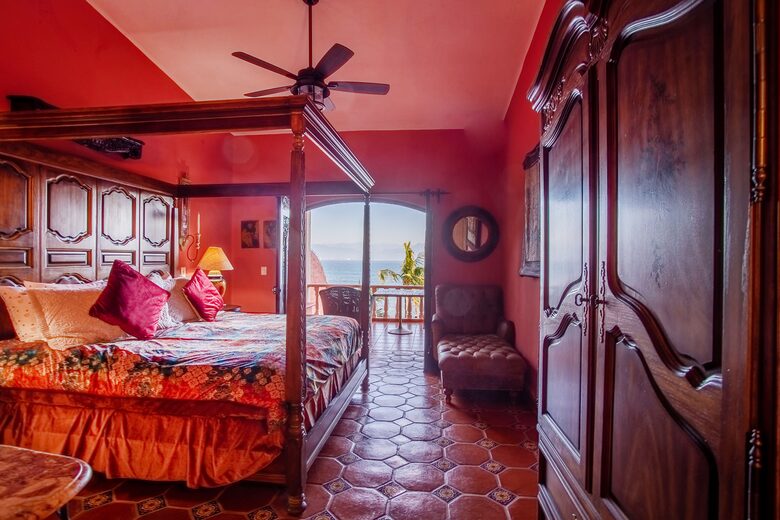 Spanish Colonial Beachfront Retreat in Cruz de Huanacaxtle - Cruz de Huanacaxtle, Mexico