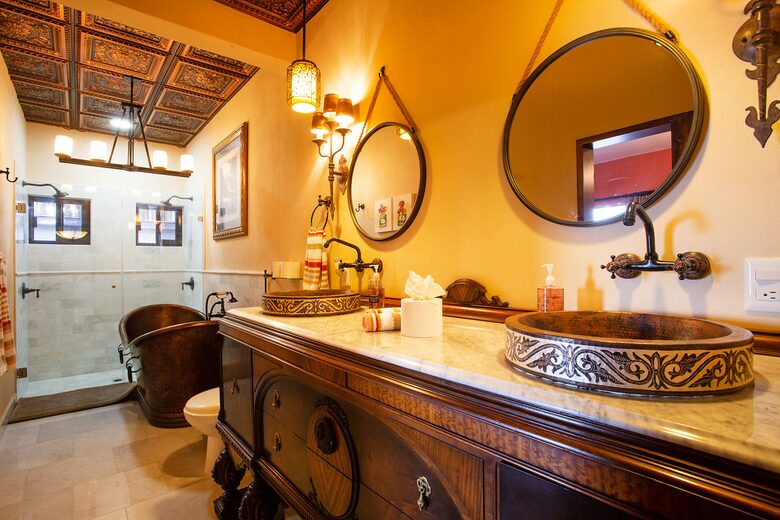 Spanish Colonial Beachfront Retreat in Cruz de Huanacaxtle - Cruz de Huanacaxtle, Mexico