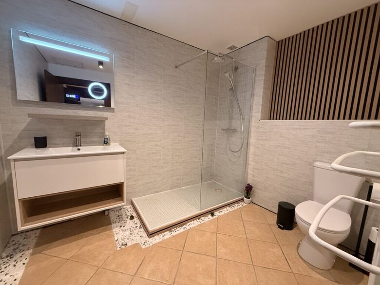 Elegant French Home with Heated Pool & Vineyard Views - Saint-Sernin, France