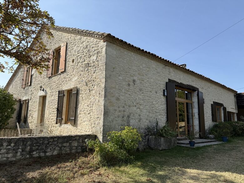 Elegant French Home with Heated Pool & Vineyard Views - Saint-Sernin, France