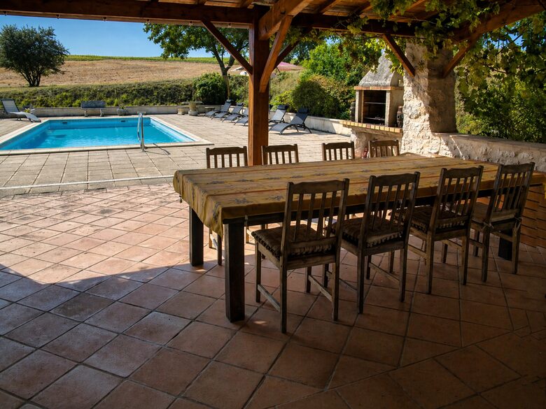 Elegant French Home with Heated Pool & Vineyard Views - Saint-Sernin, France