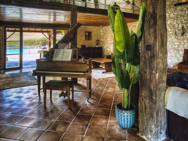 Elegant French Home with Heated Pool & Vineyard Views - Saint-Sernin, France