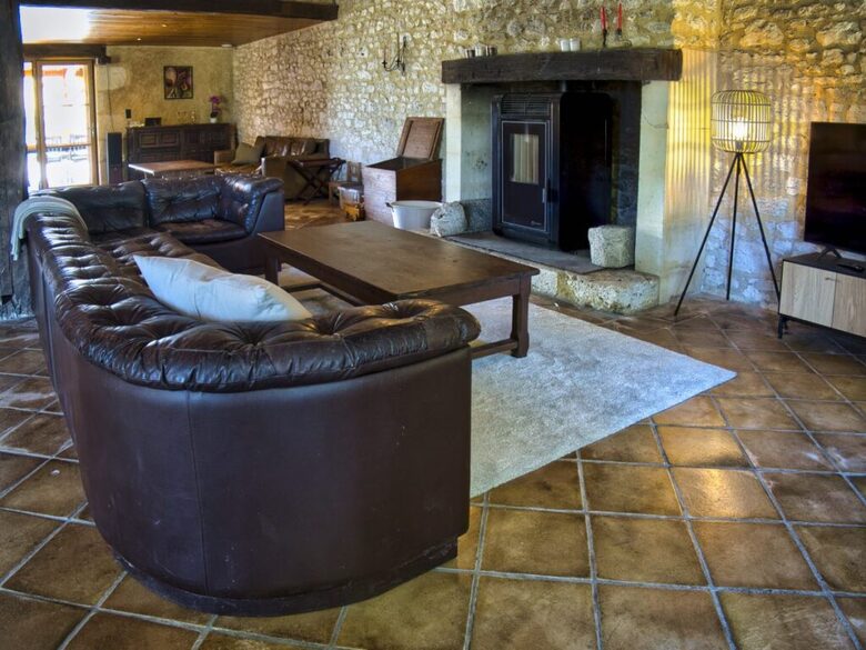 Elegant French Home with Heated Pool & Vineyard Views - Saint-Sernin, France