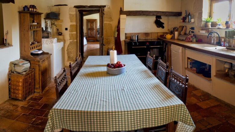 Elegant French Home with Heated Pool & Vineyard Views - Saint-Sernin, France