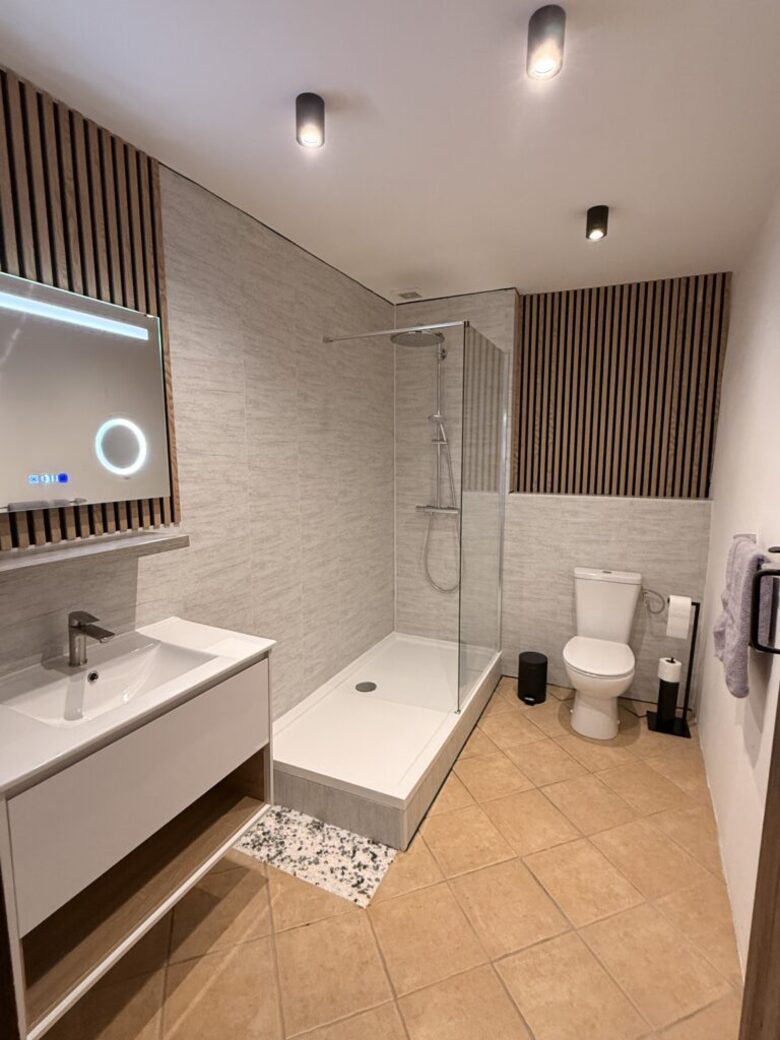 Elegant French Home with Heated Pool & Vineyard Views - Saint-Sernin, France