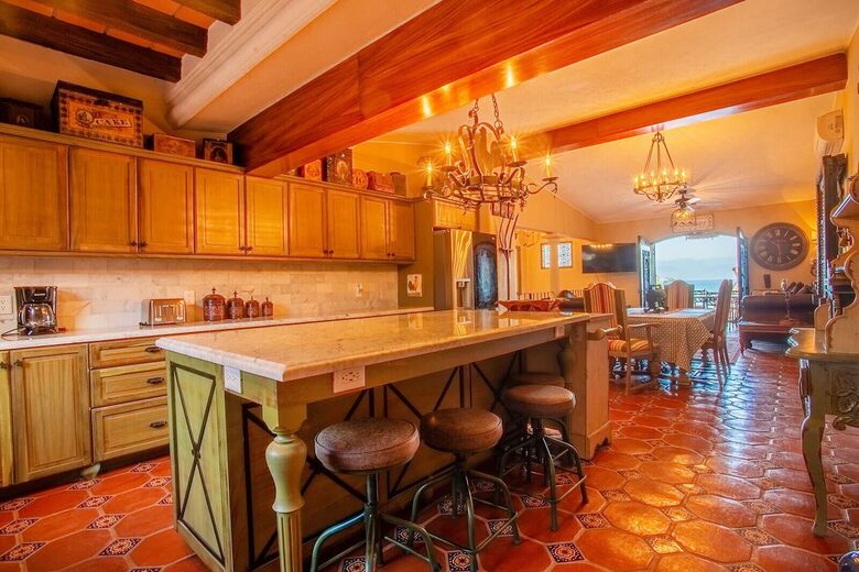 Spanish Colonial Beachfront Retreat in Cruz de Huanacaxtle - Cruz de Huanacaxtle, Mexico