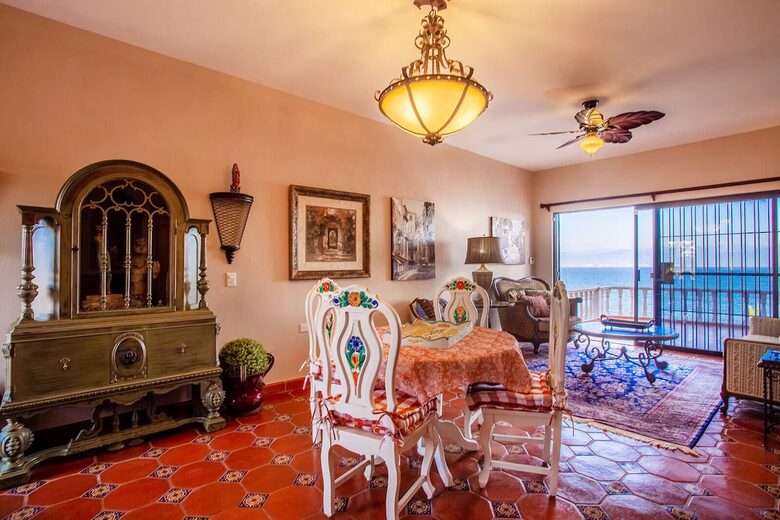 Spanish Colonial Beachfront Retreat in Cruz de Huanacaxtle - Cruz de Huanacaxtle, Mexico