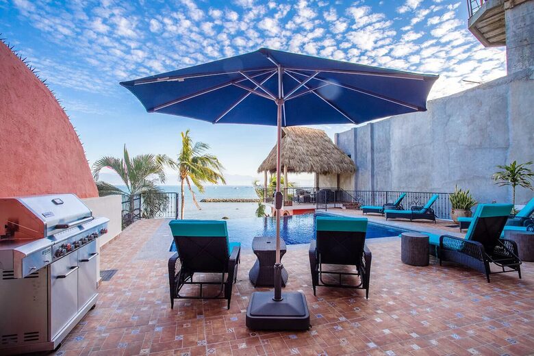 Spanish Colonial Beachfront Retreat in Cruz de Huanacaxtle - Cruz de Huanacaxtle, Mexico