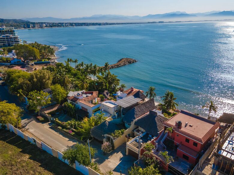 Spanish Colonial Beachfront Retreat in Cruz de Huanacaxtle - Cruz de Huanacaxtle, Mexico