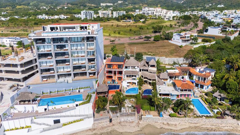 Spanish Colonial Beachfront Retreat in Cruz de Huanacaxtle - Cruz de Huanacaxtle, Mexico