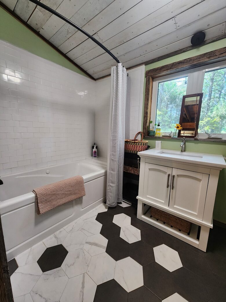 The Perch | Cozy Cottage near Flathead Lake - Somers, Montana