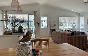 Nelly Bay Waterfront Apartment with Alfresco Living - Nelly Bay, Australia