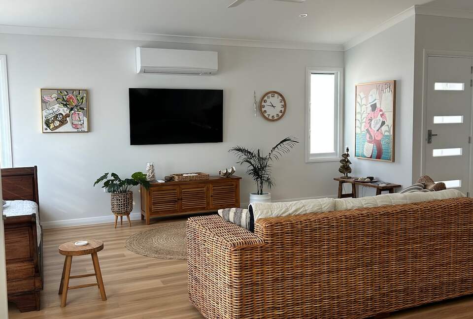 Nelly Bay Waterfront Apartment with Alfresco Living - Nelly Bay, Australia