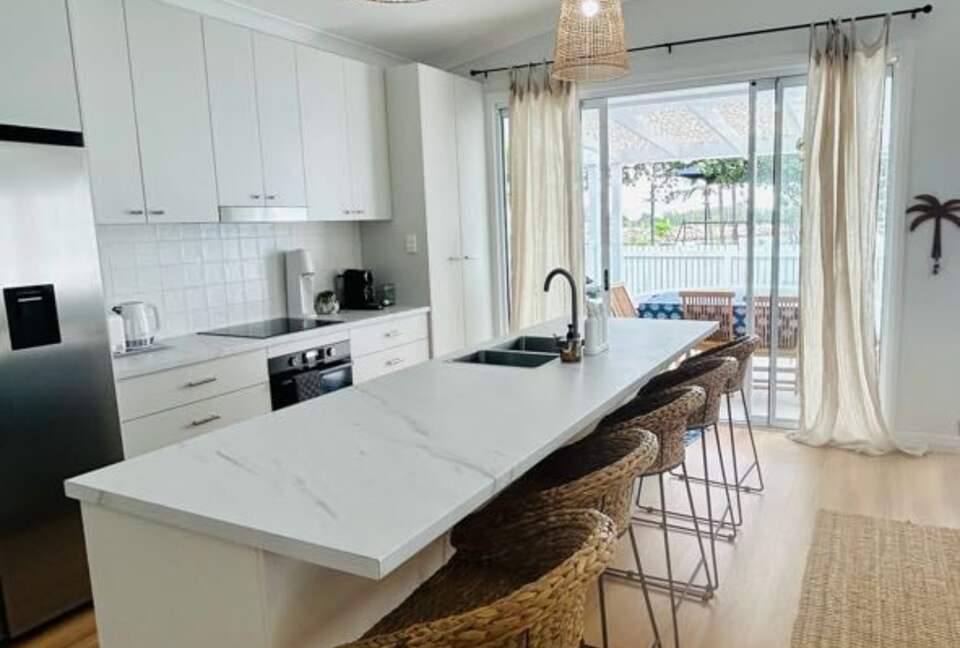 Nelly Bay Waterfront Apartment with Alfresco Living - Nelly Bay, Australia