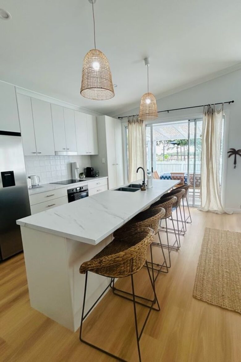 Nelly Bay Waterfront Apartment with Alfresco Living - Nelly Bay, Australia