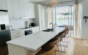 Nelly Bay Waterfront Apartment with Alfresco Living - Nelly Bay, Australia