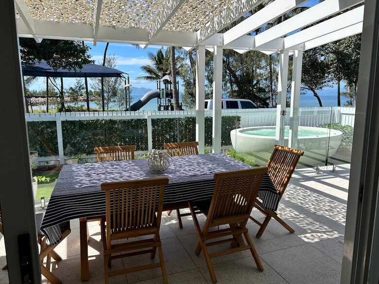 Nelly Bay Waterfront Apartment with Alfresco Living - Nelly Bay, Australia
