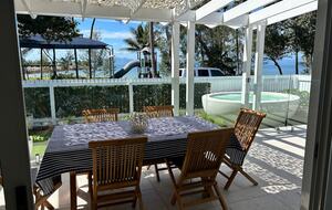 Nelly Bay Waterfront Apartment with Alfresco Living - Nelly Bay, Australia