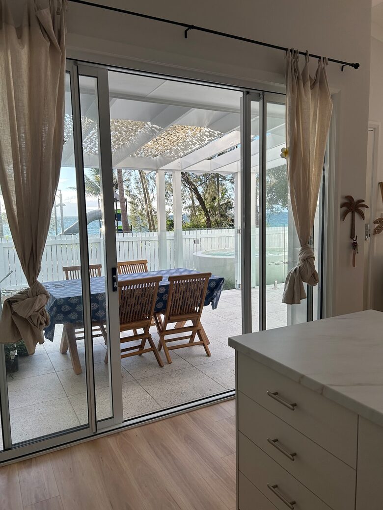 Nelly Bay Waterfront Apartment with Alfresco Living - Nelly Bay, Australia