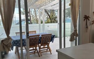 Nelly Bay Waterfront Apartment with Alfresco Living - Nelly Bay, Australia