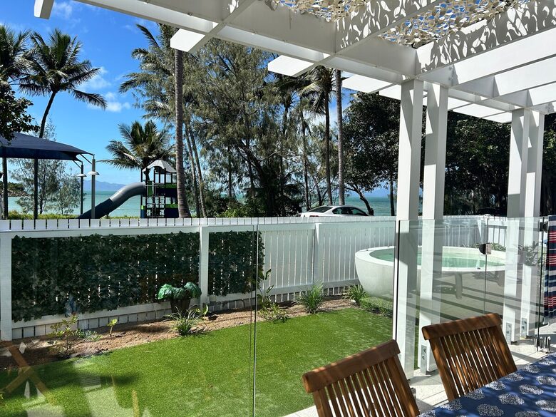 Nelly Bay Waterfront Apartment with Alfresco Living - Nelly Bay, Australia