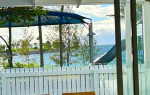 Nelly Bay Waterfront Apartment with Alfresco Living - Nelly Bay, Australia