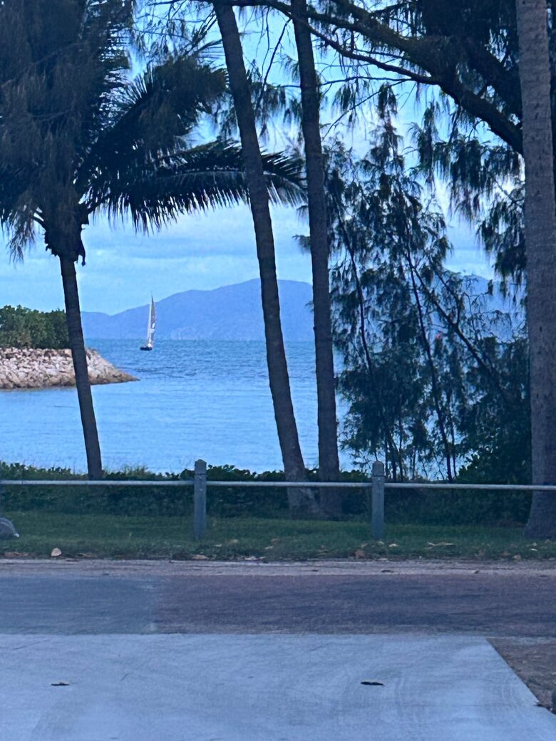 Nelly Bay Waterfront Apartment with Alfresco Living - Nelly Bay, Australia