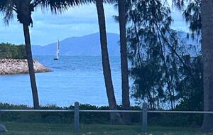 Nelly Bay Waterfront Apartment with Alfresco Living - Nelly Bay, Australia