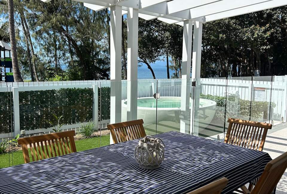 Nelly Bay Waterfront Apartment with Alfresco Living - Nelly Bay, Australia