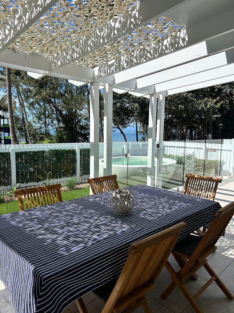 Nelly Bay Waterfront Apartment with Alfresco Living - Nelly Bay, Australia