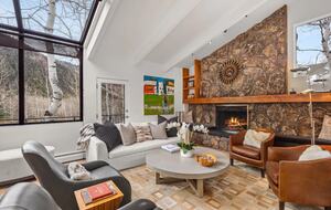 Aspen Amazing | Walk-to-Town | Aspen Mountain and Crystal Lake Views - Aspen, Colorado
