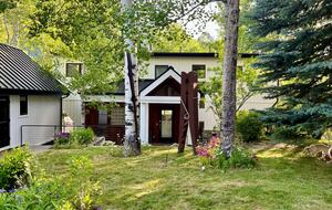 Aspen Amazing | Walk-to-Town | Aspen Mountain and Crystal Lake Views - Aspen, Colorado