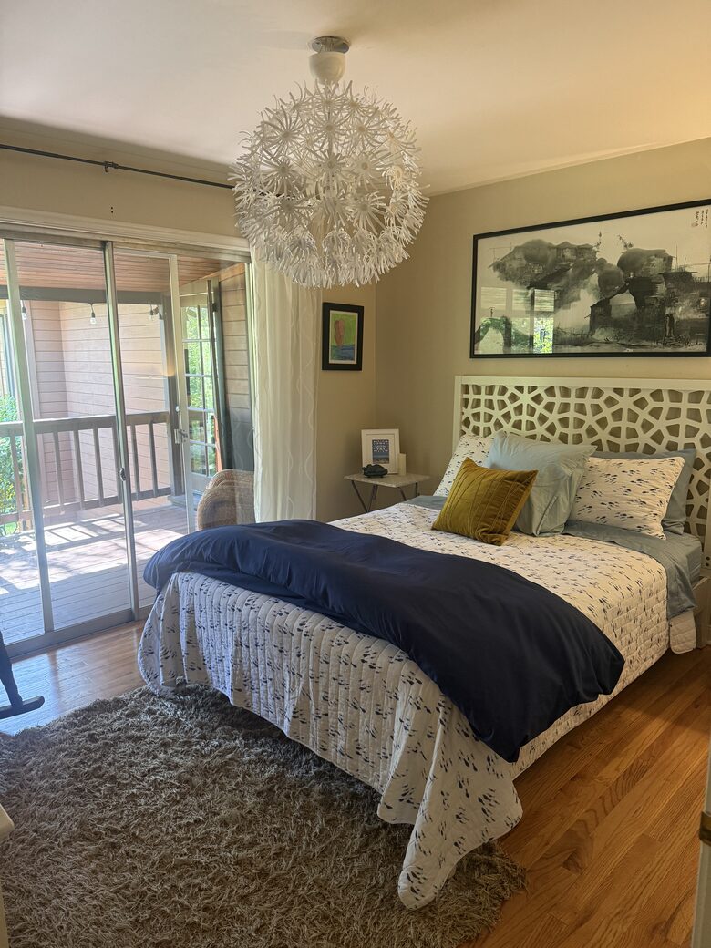 Guest room. Queen bed.