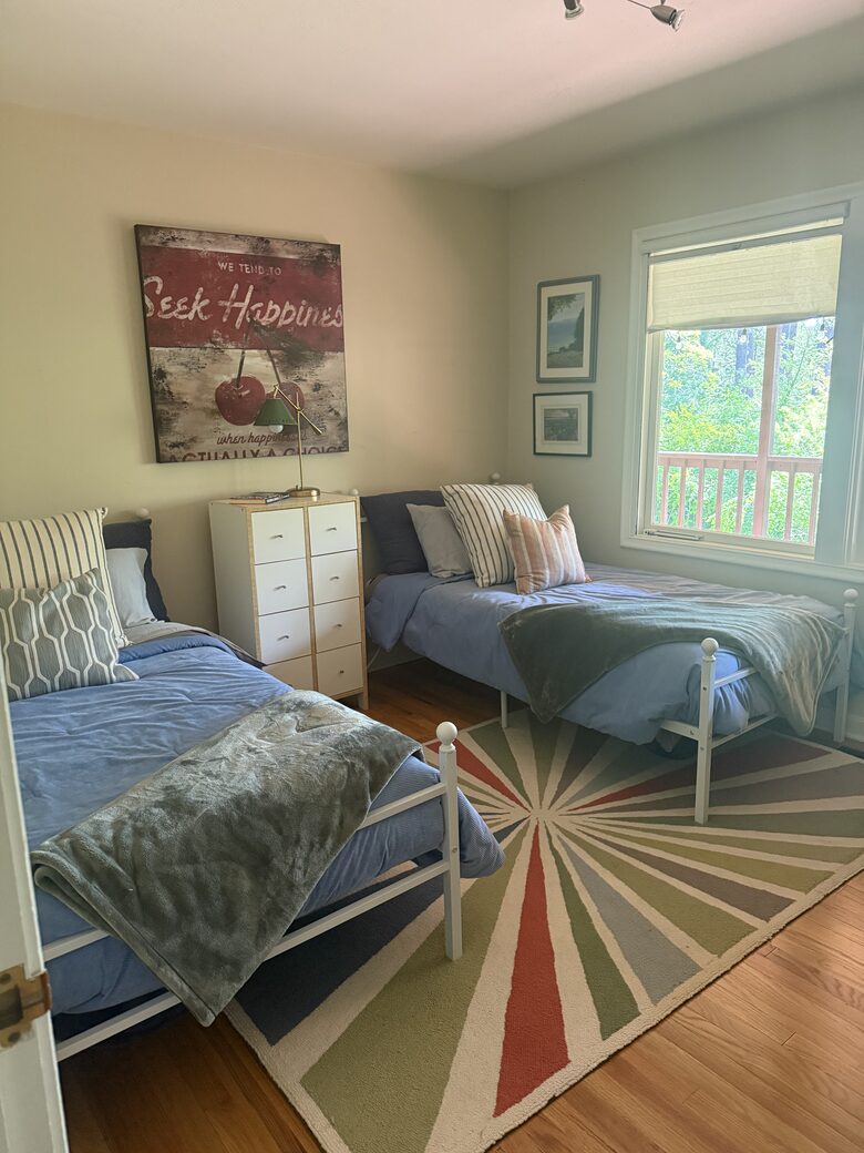 Guest room. Two twin beds.