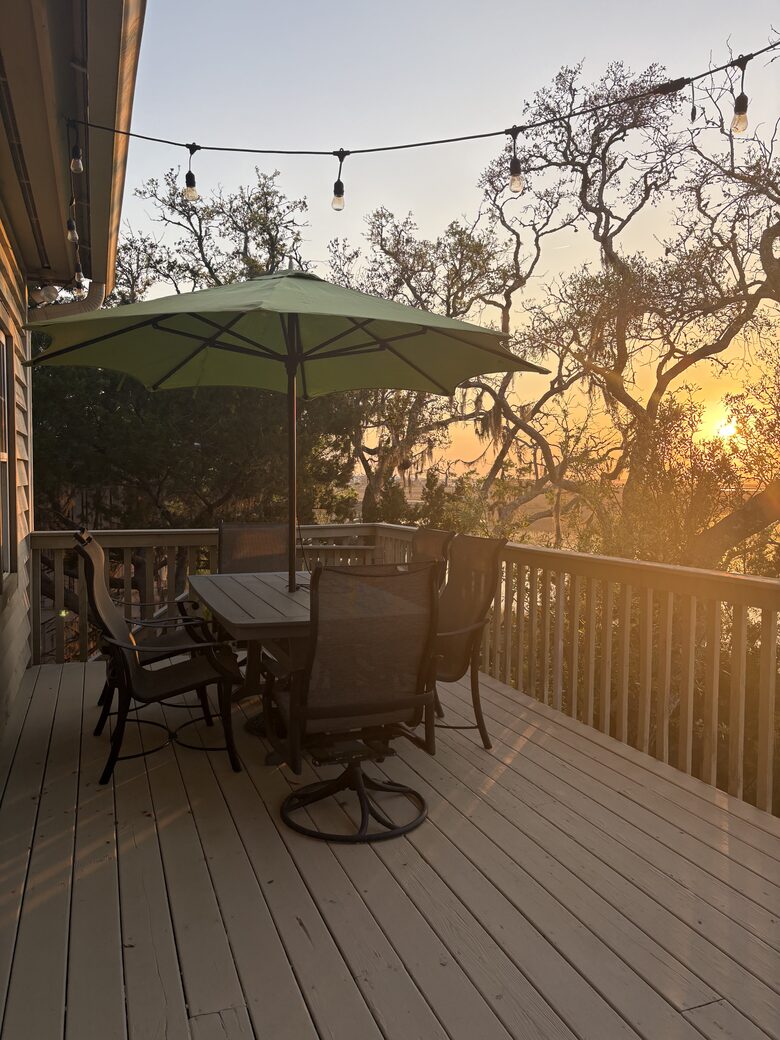 Main level outdoor dining area for 6