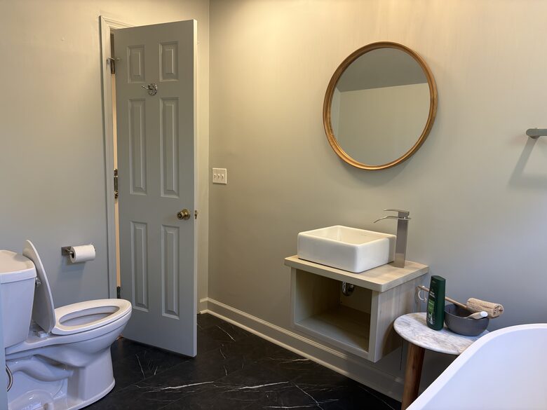 Master level bath with sink, toilet and tub