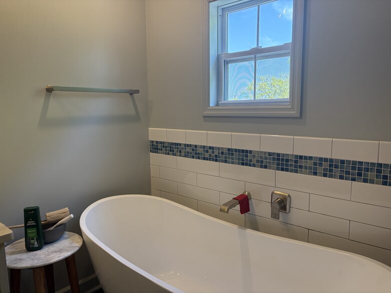 Master level bath with sink, toilet, and tub