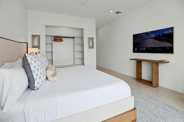 Tar Bay Oceanfront Splendor | Includes Pool and Guest House - Great Exuma, Bahamas