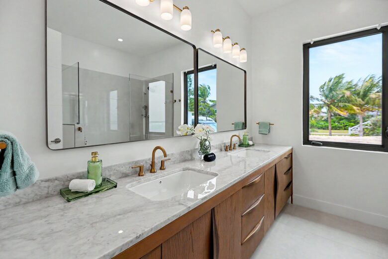 Tar Bay Oceanfront Splendor | Includes Pool and Guest House - Great Exuma, Bahamas