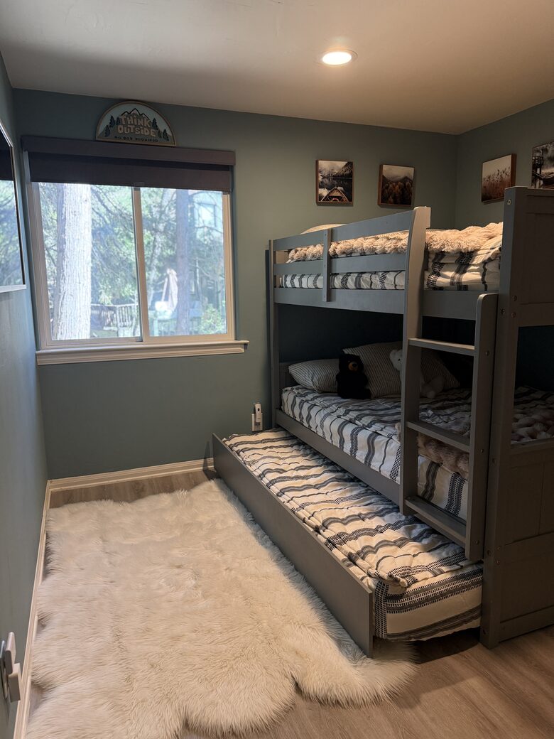 Bunkroom - Two full bunk beds with twin pull out